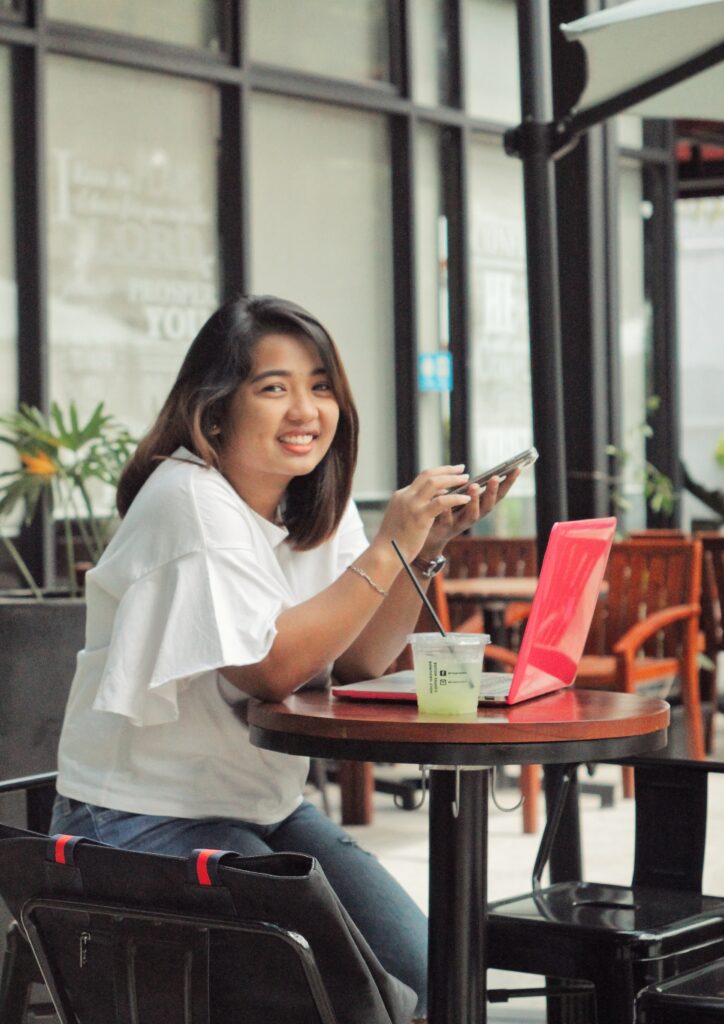 Lyra Almoite, Online Business Manager from the Philippines